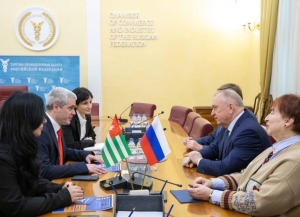 Встреча президентов ТПП Абхазии и России Инара Ладария и Сергея Катырина прошла в Москве