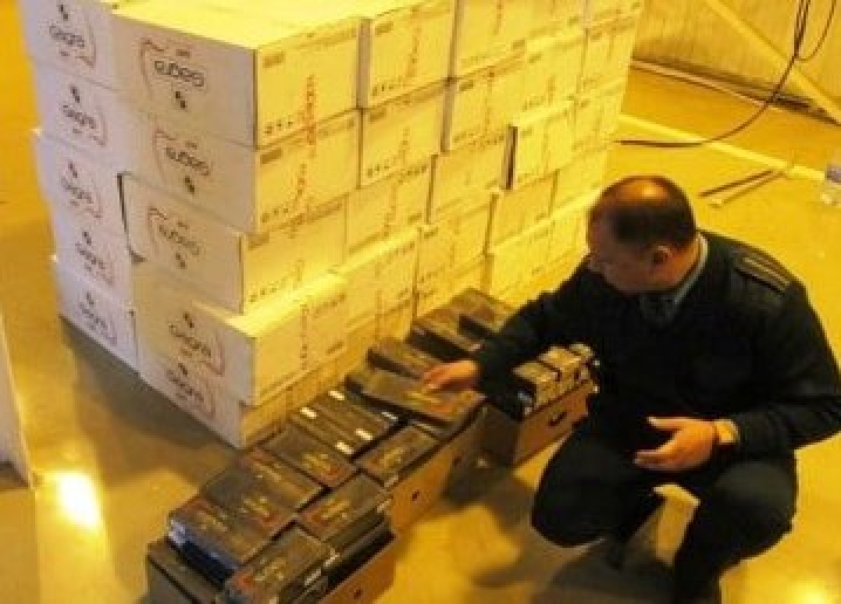 Тайник с сигаретами обнаружили сочинские таможенники в крыше пассажирского автобуса