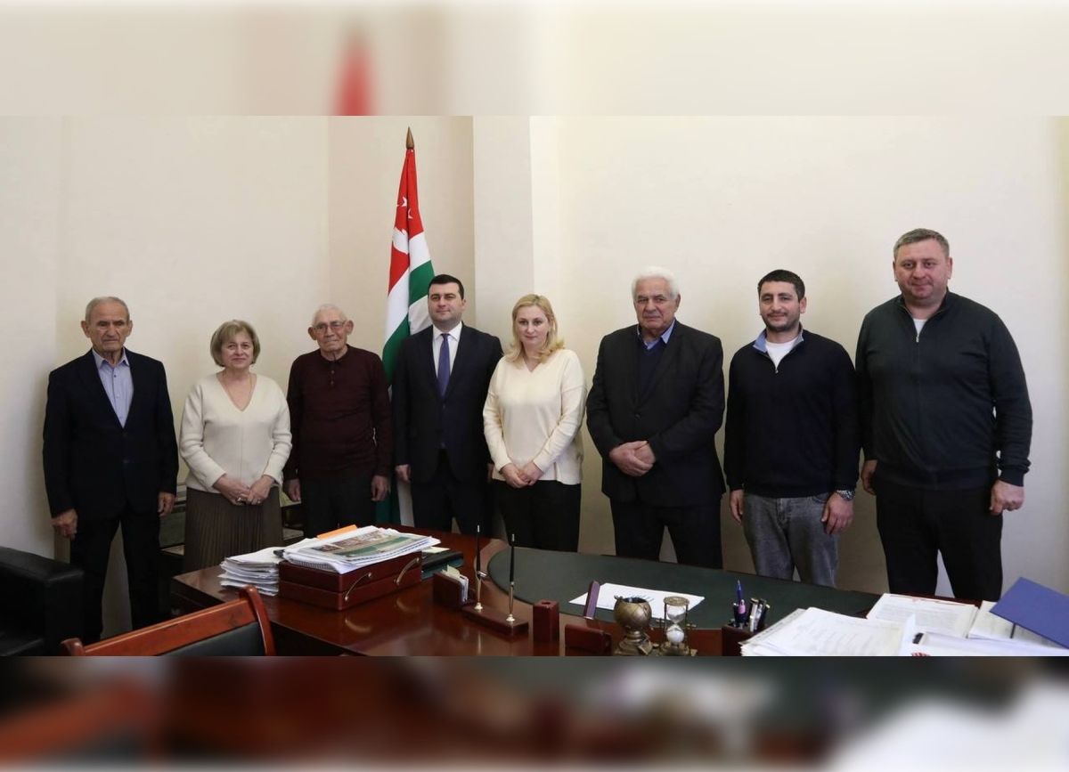 Юбиляров Олега Лакрба и Дзуку Бегния чествовали в Госкомспорте