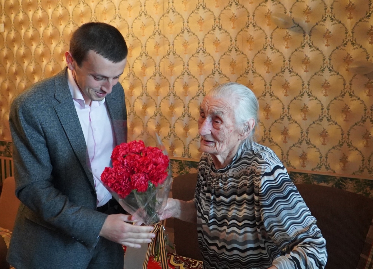 Лаша Ашуба направил поздравления ветеранам Великой Отечественной войны Елене Вадзинской и Ивану Пилия