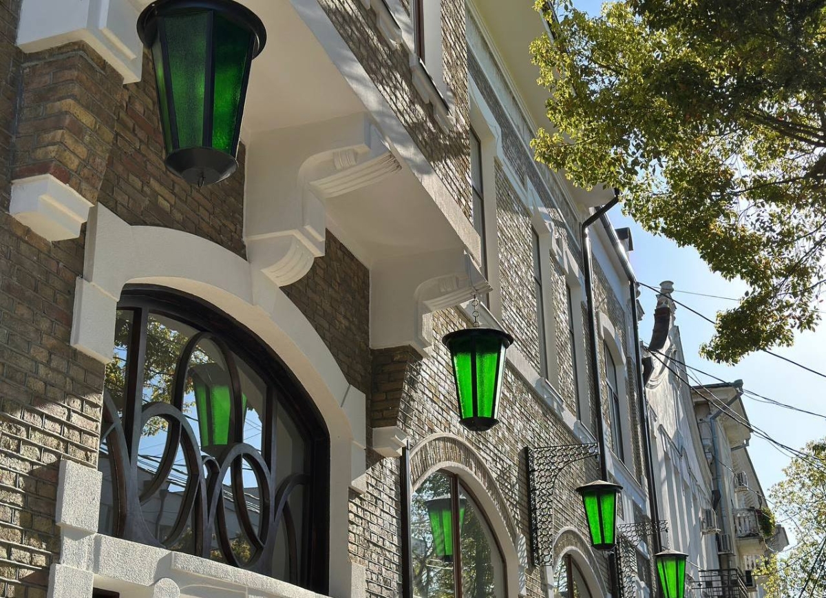 На фасад здания Союза художников Абхазии вернули исторические фонари