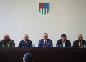 Бадра Гунба представил коллективу администрации Гудаутского района нового и.о. главы Астамура Аргун