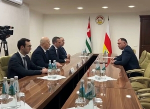 Делегацию МИД Абхазии принял президент Южной Осетии Алан Гаглоев