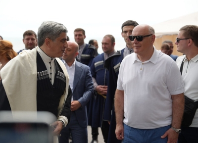 Президент Аслан Бжания с гостями, приехавшими на День города, посетили абхазское подворье «Аҟәа ашҭа»