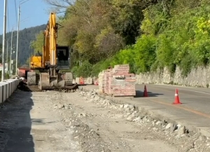 Президент осмотрел ход ремонтных работ на аварийном участке трассы Псоу – Ингур