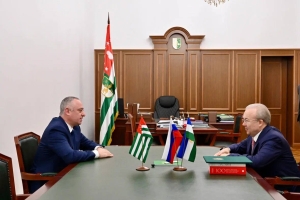 Бадра Гунба встретился с председателем Госсобрания Башкортостана Андреем Назаровым и вручил ему орден «Ахьдз-Апша» II степени