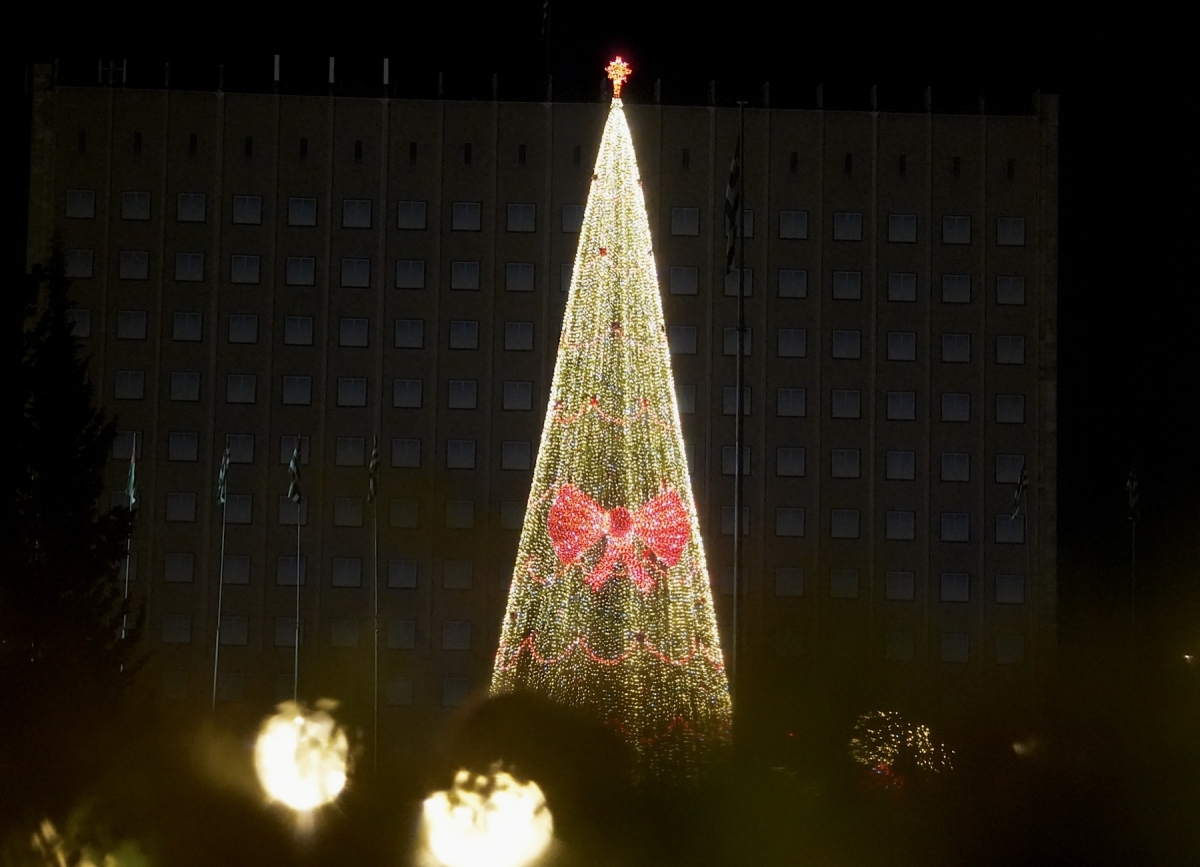 Главную ёлку страны зажгли в Сухуме на площади Свободы.