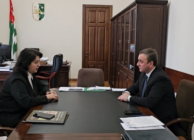 Владимир Делба Аԥсны иҟоу Урыстәыла ахәаахәҭратә хаҭарнак Залина Кобесова дылԥылеит