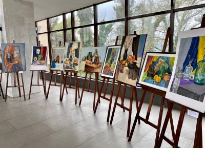 В АГУ проходит весенняя выставка студентов факультета искусств