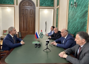 Аслан Бжания и Сергей Черёмин обсудили перспективы сотрудничества Сухума и Москвы
