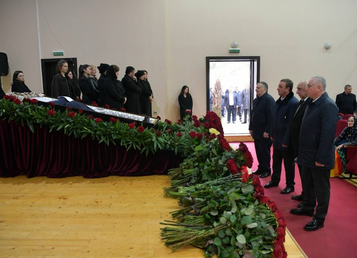 Президент Бадра Гунба принял участие в церемонии прощания  с  главным редактором журнала «Алашара