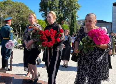 В Парке Славы возложили цветы к Мемориалу погибшим в войне