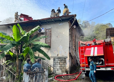 Частный дом загорелся по улице Чанба в Сухуме