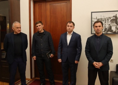 Инал Аҩӡба Аҟәа ақалақь ахада ихаҭыԥуаҩыс дҟаҵоуп.