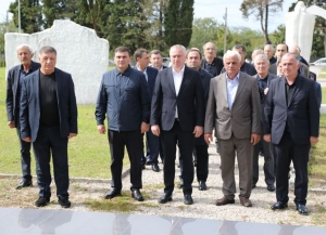 Бадра Гунба возложил цветы к Мемориалу павшим защитникам Отечества в селе Лыхны