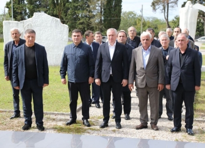 Бадра Гунба возложил цветы к Мемориалу павшим защитникам Отечества в селе Лыхны