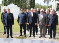 Бадра Гунба возложил цветы к Мемориалу павшим защитникам Отечества в селе Лыхны