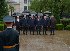 Бадра Гунба возложил цветы в Парке Славы
