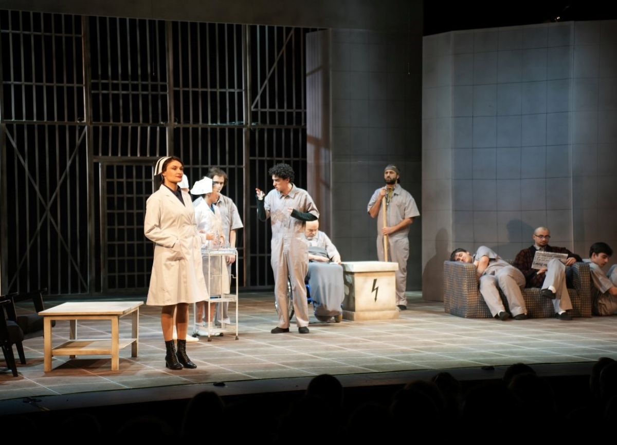 Погружение в мир безумия: в РУСДРАМе прошел пресс-показ спектакля «Пролетая над гнездом кукушки»   