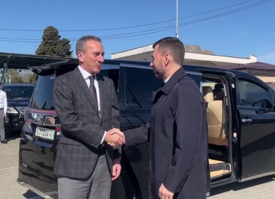 Денис Пушилин прибыл в Абхазию для участия в экономическом форуме