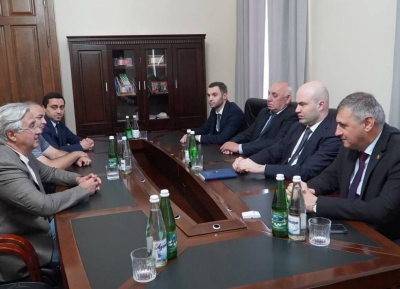 Жәлар Реизара аиҳабы Лаша Ашәба Ҭаҭарсҭан Ареспублика аԥыза-министр ихаҭыԥуаҩ Василь Шаихразиев диԥылеит