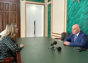 Аслан Бжания провел встречу с депутатом Госдумы Яной Лантратовой