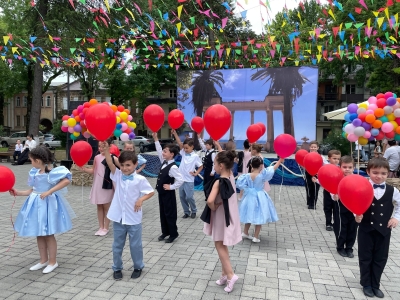 «Иџьашьахәу» ақалақь Амш азгәарҭеит Т.Шамба ихьӡ зху апарк аҿы.