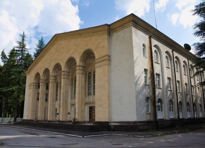 Бадра Гунба поздравил Ткуарчалский государственный театр комедии им. Шараха Пачалиа с юбилеем