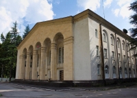 Бадра Гунба поздравил Ткуарчалский государственный театр комедии им. Шараха Пачалиа с юбилеем