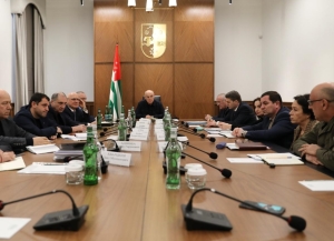 Аслан Бжания провел совещание с членами Правительства и руководителями правоохранительных органов      