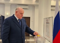 Аслан Бжания досрочно проголосовал на выборах президента РФ    
