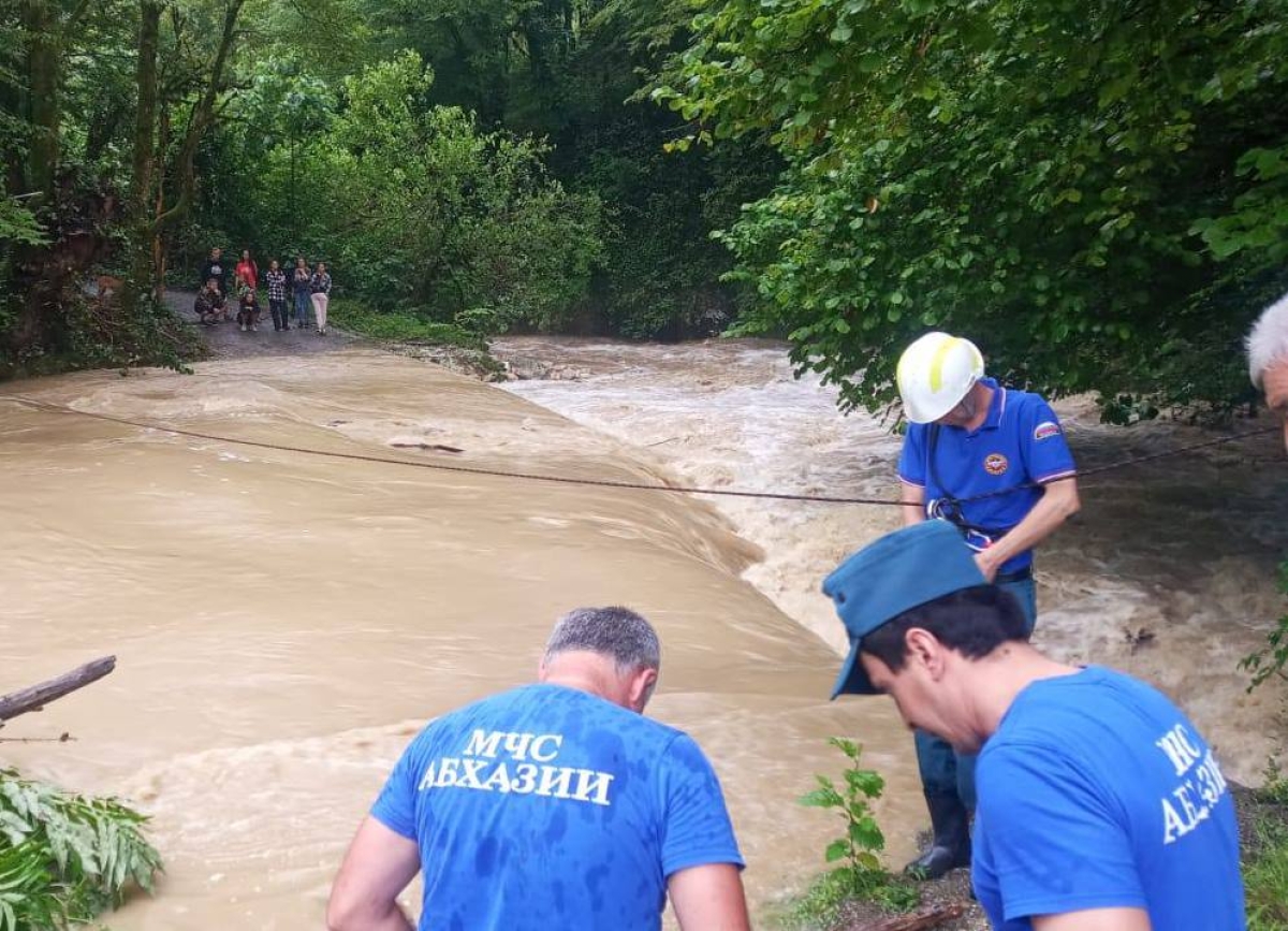 Спасатели приходят на помощь пострадавшим от стихии