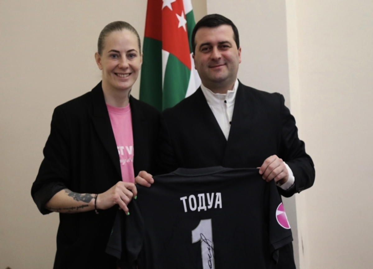 Встреча с легендарным вратарем Эльвирой Тодуа состоялась в Госкомспорте