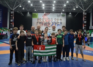 Абазг Фет-оглы и Данат Партанадзе завоевали серебро на турнире по вольной борьбе в Чечне