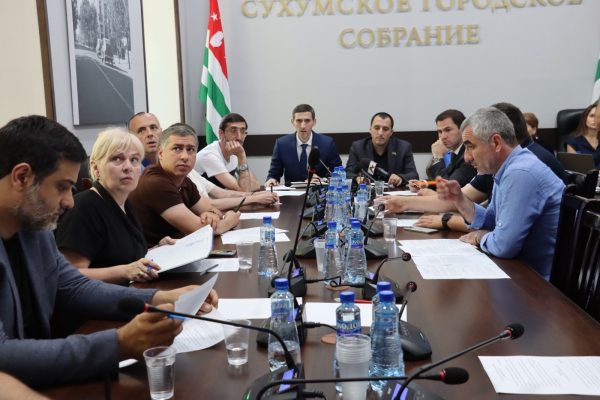 Иностранные граждане, самостоятельно оказывающие платные услуги в Сухуме, будут платить налоги   