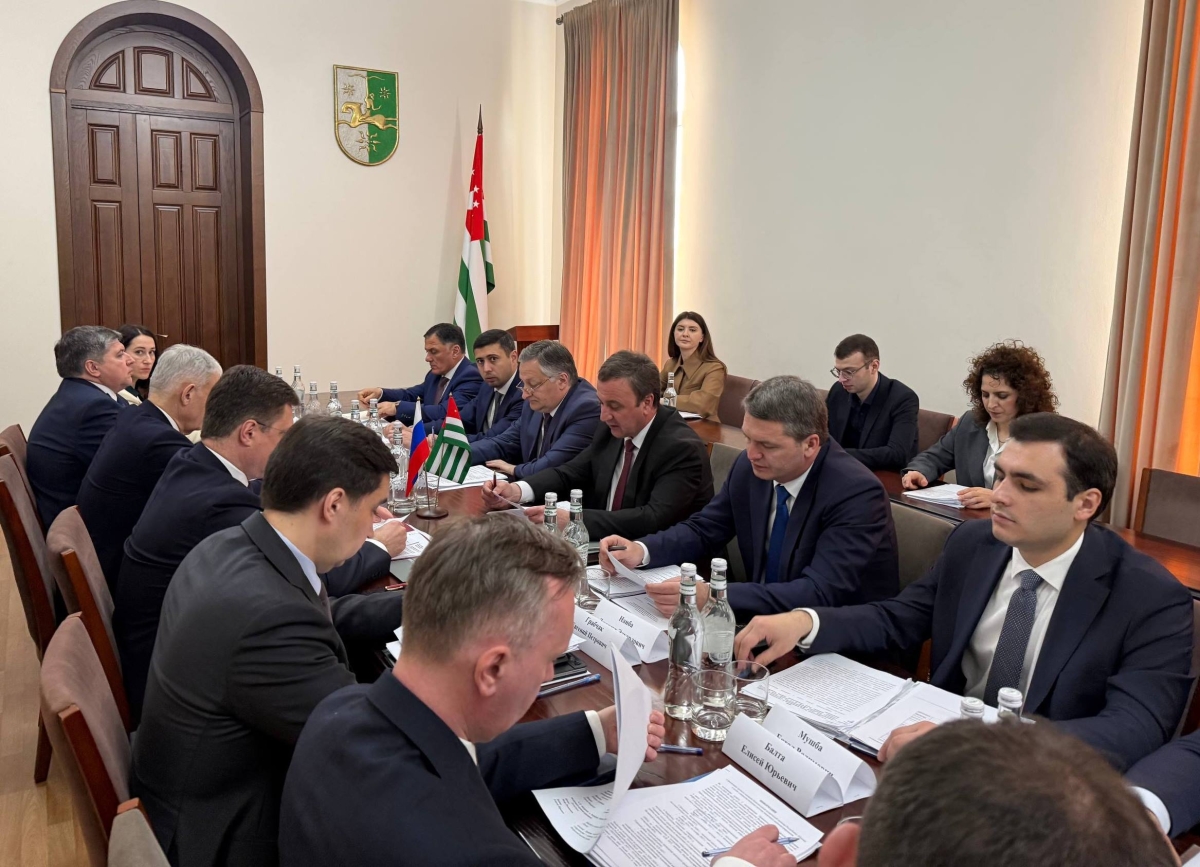 Встреча сопредседателей Межправительственной комиссии Абхазии и России проходит в Сухуме