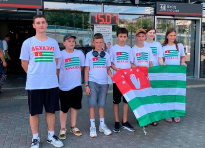 Девять школьников из Абхазии отправились в «Артек»