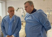 Бадра Гунба навестил в больнице пострадавших в результате перестрелки