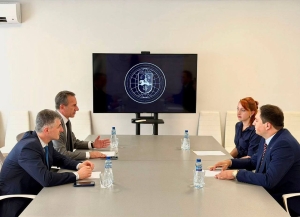 Аԥсны адәныҟатәи аусқәа рминисрраҿы имҩаԥысит Олег Барцыци Ҭырқәтәылантәи аԥсуа диаспора ахаҭарнак, Аднан Мендерес ихьӡ зху ауниверситет адоцент Ельчин Аӡынбеи реиԥылара