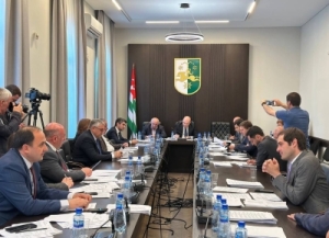 Жәлар Реизара-Апарламент аҿы адгьылтә зҵаарақәа быжьба рзы аӡбамҭақәа рыдыркылеит.