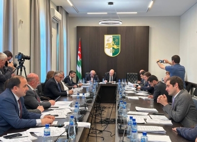 Жәлар Реизара-Апарламент аҿы адгьылтә зҵаарақәа быжьба рзы аӡбамҭақәа рыдыркылеит.