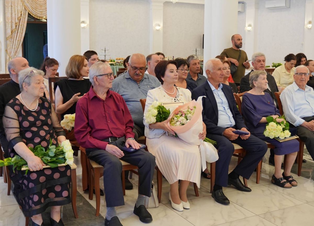 Шесть супружеских пар Абхазии награждены медалью 