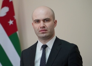 Спикер Парламента Лаша Ашуба поздравил жителей Сухума с Днем города