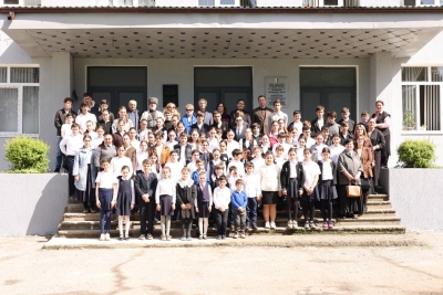 В трех школах Очамчырского района установили мемориальные доски Дмитрию Гулиа