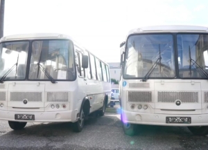 Два новых автобуса передали школам Гагрского и Гудаутского районов