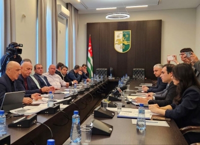 Аминистр Баҭал Мышәба Апарламент аҿы аенергетика Аминистрра аусуразы аҳасабырба ҟаиҵеит.