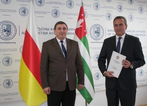 Асҭамыр Кациа Аԥсны иҟоу Аахыҵ Уаԥстәыла иҷыдалкааны азинмчы змоу цҳаражәҳәаҩыс дҟаҵоуп