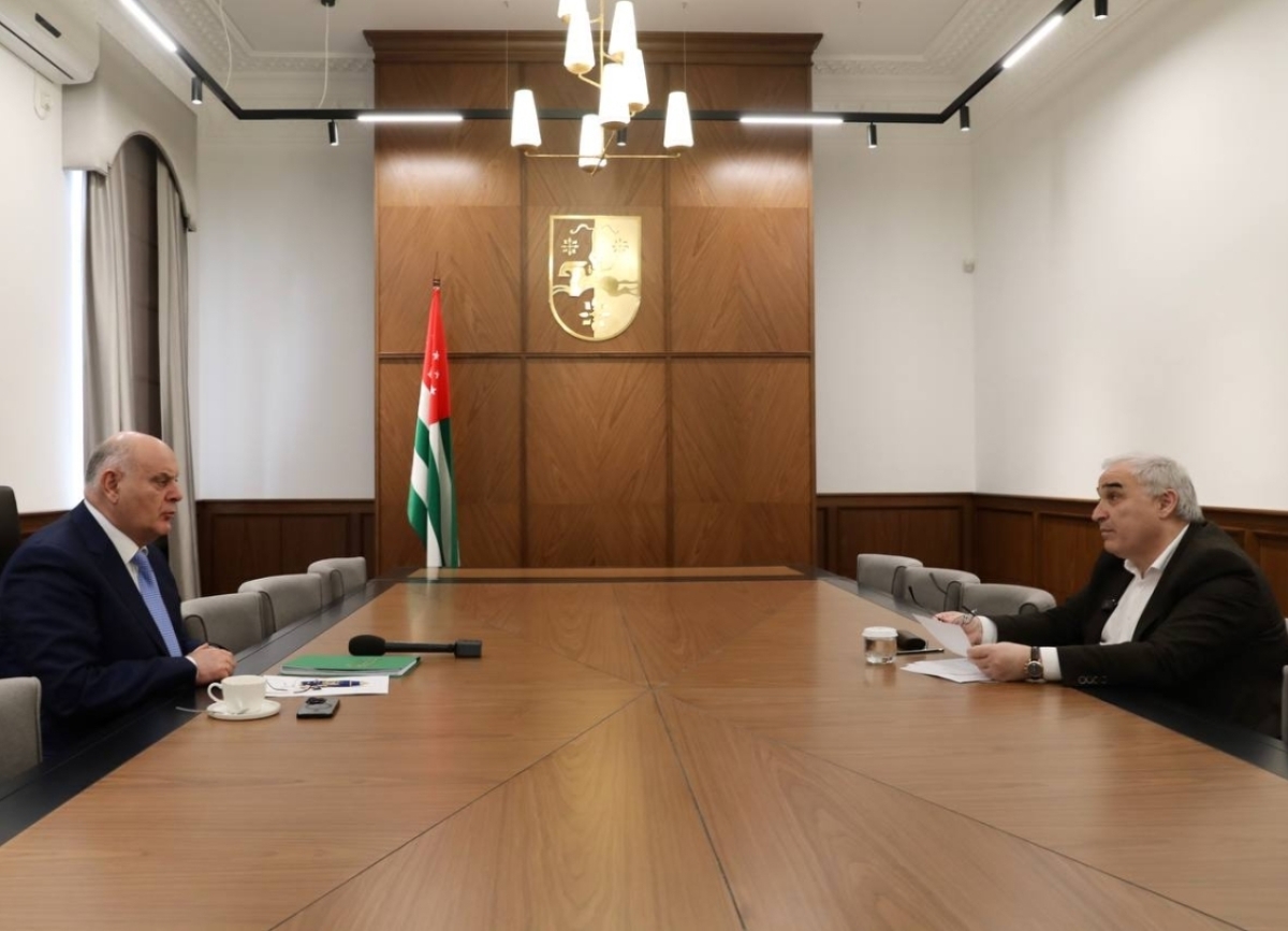 Аслан Бжания принял отчет главы Администрации Ткуарчалского района Исидора Дочия