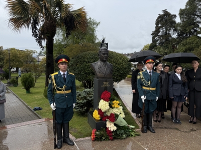 Президент Бадра Гунба возложил цветы к памятнику Сергея Дбара в Парке Славы