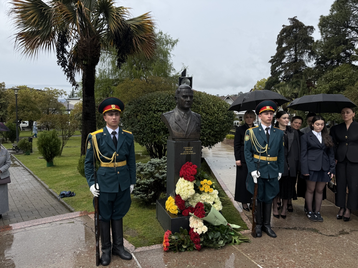 Президент Бадра Гунба возложил цветы к памятнику Сергея Дбара в Парке Славы